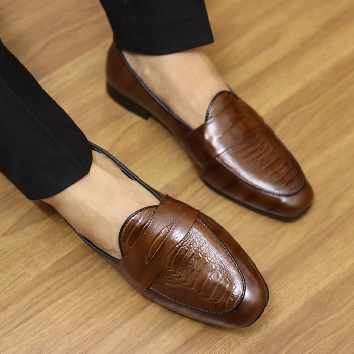 Top 5 địa chỉ giày dép nữ tại Tây Ninh, chị em tới là tìm được đồ ưng Giày dép chính là một phần không thể thiếu để chị em phụ nữ hoàn thiện ngoại hình của mình để có thể tự tin tỏa sáng. Nếu chị em tại Tây Ninh đang muốn tìm cho mình những đôi giày dép đẹp, chất lượng tốt để giúp mình trở nên thật sang chảnh, thanh lịch, thì hãy lưu ngay những địa chỉ được chia sẻ dưới đây. ELLY Tây Ninh Được chị em phụ nữ ở Tây Ninh đặc biệt yêu thích và thường mách nhau đến ELLY là tìm ra giày dép đẹp. Qủa đúng như vậy, ELLY ngay từ khi được mở chi nhánh tại đây đã nhanh chóng chiếm được thiện cảm của nhiều chị em phụ nữ khi muốn mua cho mình những món phụ kiện thời trang đẹp, chất lượng để thể hiện đẳng cấp, khẳng định phong cách cá nhân của mình. Các thiết kế giày dép sang trọng, thanh lịch của ELLY sẽ trở thành phần thiết yếu để mang đến cho phụ nữ sự tự tin, toả sáng để thành công trong công việc, cuộc sống với phong cách thời trang riêng biệt, ấn tượng. Tất cả các sản phẩm của ELLY đều được chăm chút từng chi tiết, mẫu mã đa dạng, phù hợp mọi hoàn cảnh và chị em cũng dễ dàng để kết hợp cùng nhiều loại trang phục khác nhau. Không chỉ chú trọng đến mẫu mã, giày dép ELLY còn đảm bảo chất lượng tốt khi được làm từ chất liệu da cao cấp 100%, được sản xuất tỉ mỉ và kiểm định gắt gao nhằm mang đến tay khách hàng những sản phẩm đạt đến độ hoàn hảo. Địa chỉ ELLY Tây Ninh: 355 Cách Mạng Tháng 8, Phường 3, TP.Tây Ninh. Điện thoại: 0779 149 765. Shop Ngọc Hà Một trong những địa chỉ bán giày dép nữ lâu đời và được nhiều chị em ở Tây Ninh biết đến chính là shop Ngọc Hà. Shop cung cấp đến khách hàng đa dạng các loại giày dép nữ như: giày cao gót nữ tính, những đôi boots cá tính cho đến những đôi sneakers khỏe khoắn hay giày bệt thoải mái đi lại... Các sản phẩm đều có nhiều màu sắc, size số để các bạn có thể dễ dàng chọn được cho mình những sản phẩm ưng ý nhất. Bên cạnh đó chất lượng cũng được đảm bảo qua độ bền, đẹp, mang vào cảm giác êm chân và dễ chịu và thoải mái. Địa chỉ shop Ngọc Hà: 271 Phạm Văn Đồng, Tây Ninh. Điện thoại: 0276 3739 839. Giày Mia Một trong những địa chỉ bán giày dép nữ rất được lòng chị em Tây Ninh chính là shop giày Mia. Giày Mia cung cấp đa dạng các mẫu mã giày dép nữ như: sandal bệt, cao gót, đế vuông, gót nhọn, giày bốt,... các bạn nữ ghé shop có thể thoải máu chọn lựa sản phẩm phù hợp có phong cách, sở thích riêng của mình. Bên cạnh sự phong phú về mẫu mã, chất lượng đảm bảo, được kiểm định kỹ, các sản phẩm tại Mia cũng có mức giá rất phải chăng, hợp với túi tiền của nhiều người. Địa chỉ giày Mia: 150 Tôn Đức Thắng, TT. Tân Châu, Tây Ninh. Điện thoại: 0393 245 154. Her Shoes Her Shoes được chị em ở Tây Ninh đánh giá là địa chỉ có nhiều mẫu giày dép nữ xinh, nổi bật. Đặc biệt đến Her Shoes, chị em có thể dễ dàng tìm được những mẫu giày dép độc đáo, hợp thời trang và không hề bị đụng hàng. Bởi, shop luôn luôn chú trọng cập nhật các mẫu giày mới nhất trên thị trường. Các dòng sản phẩm được Her Shoes cung cấp đều đến từ các thương hiệu cao cấp, nên giá cả có cao một chút, nhưng luôn đi kèm chất lượng nên được nhiều chị em hài lòng, ưa thích. Địa chỉ Her Shoes: 329 Phạm Văn Đồng, Tp. Tây Ninh. Điện thoại: 0961 776 606. Ghi Ha Tay Ninh Ghi Ha Tay Ninh là một cửa hàng giày dép rất nổi tiếng với các bạn trẻ. Shop cung cấp các mẫu giày dép nữ với kiểu dáng sang trọng, thanh lịch và hiện đại cho bạn tha hồ lựa chọn và mua sắm. Đặc biệt, shop liên tục triển khai các chương trình khuyến mãi, giảm giá, tri ân khách hàng, nên nếu chú ý một chút các bạn có thể mua được những đôi giày đẹp, chất lượng tốt với mức giá “hời”đấy. Địa chỉ Ghi Ha Tay Ninh: 119 Nguyễn Thái Học, KP3, Phường 3, TP. Tây Ninh. Điện thoại: 0916 486 457. Hi vọng qua bài viết này, các cô gái sẽ chọn lựa được địa chỉ phù hợp để mua được cho mình những đôi giày đẹp ưng ý tại Tây Ninh. Những địa chỉ ban giày dép nam nổi tiếng Tây Ninh được nhiều người ưa thích