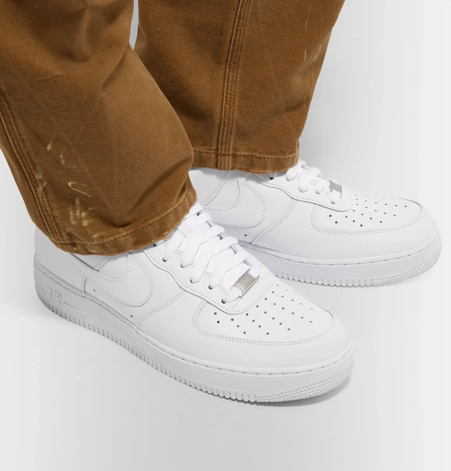 top nhung doi giay sneaker trang duoc san lung nhieu nhat nam 2021.3