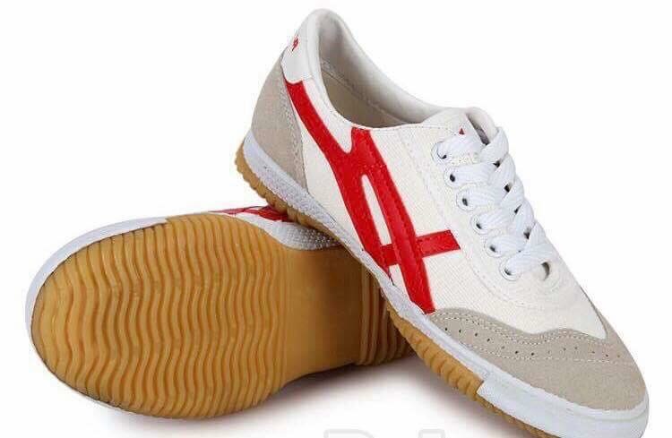 top 10 mau giay bata nam va nu hot nhat hien nay. 12