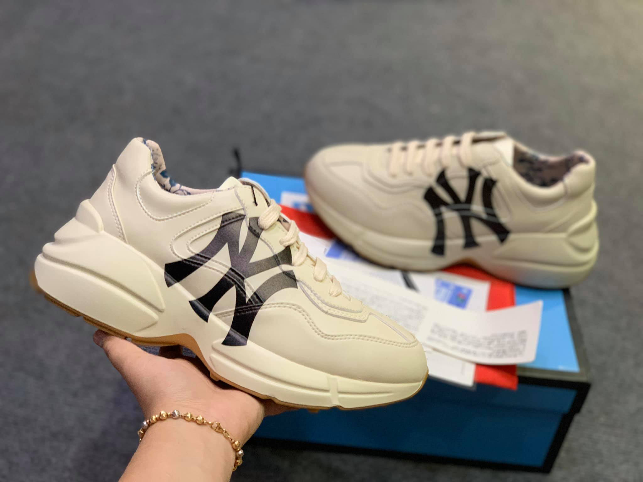 disney rhyton doi giay sneaker hieu gucci khong the bo lo.7