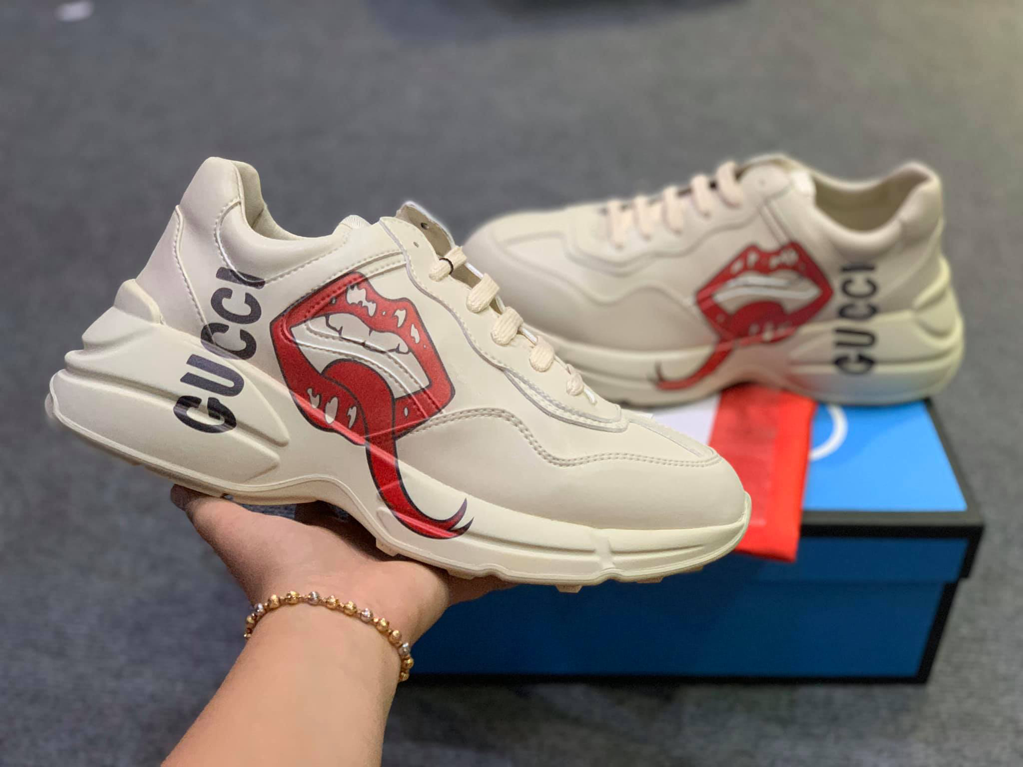 disney rhyton doi giay sneaker hieu gucci khong the bo lo.6