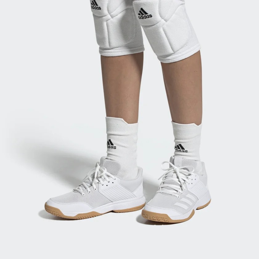 nhung mau giay cau long dang mua nhat cua thuong hieu adidas.5