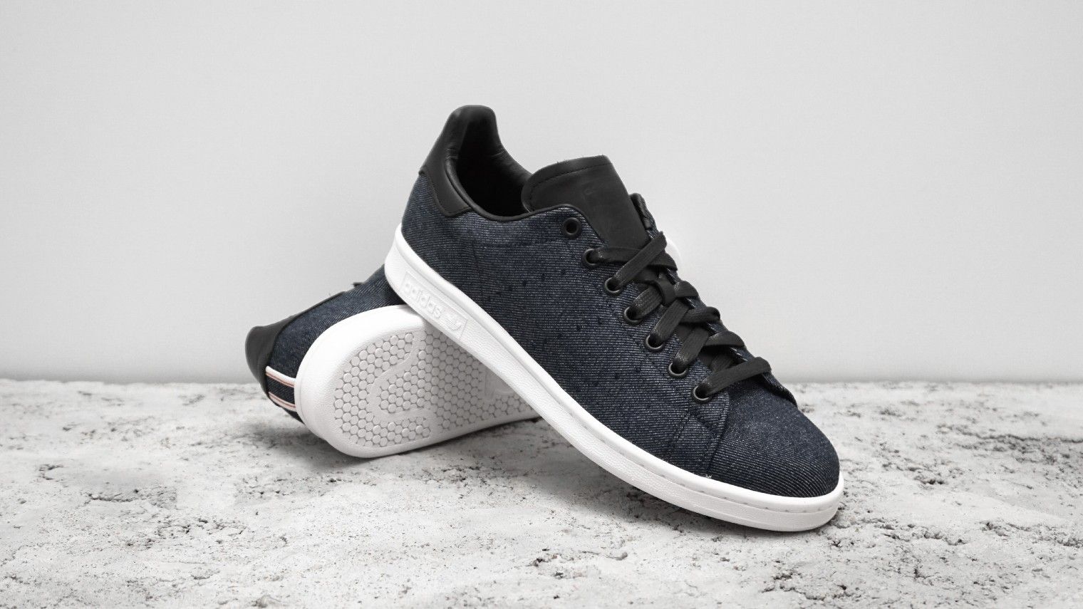 nhung doi giay sneaker duoc lam tu chat lieu denim doc dao.10