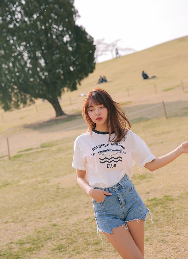 ao phong tron va quan jean chan vay don gian 144229