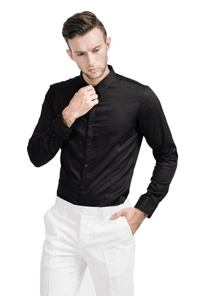 ao so mi den nam ket hop voi quan mau trang