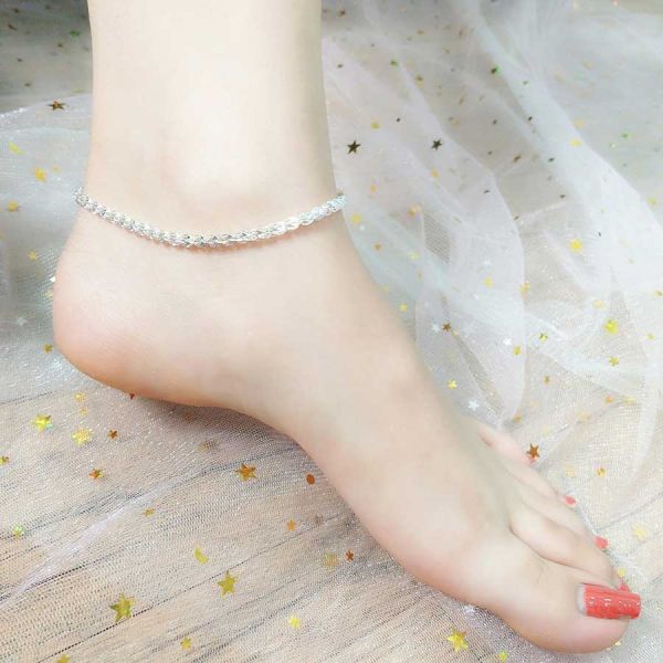 Nam nữ đeo lắc chân có ý nghĩa gì bên trái bên phải