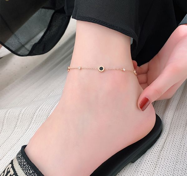 Đeo lắc chân bên trái có ý nghĩa gì?