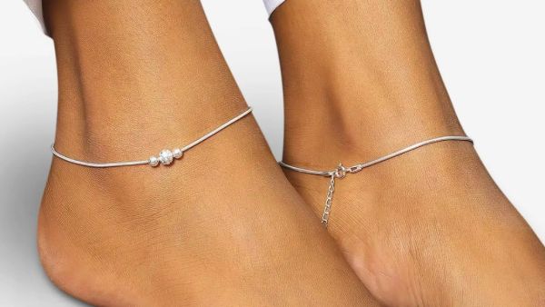 Nam nữ đeo lắc chân có ý nghĩa gì bên trái bên phải