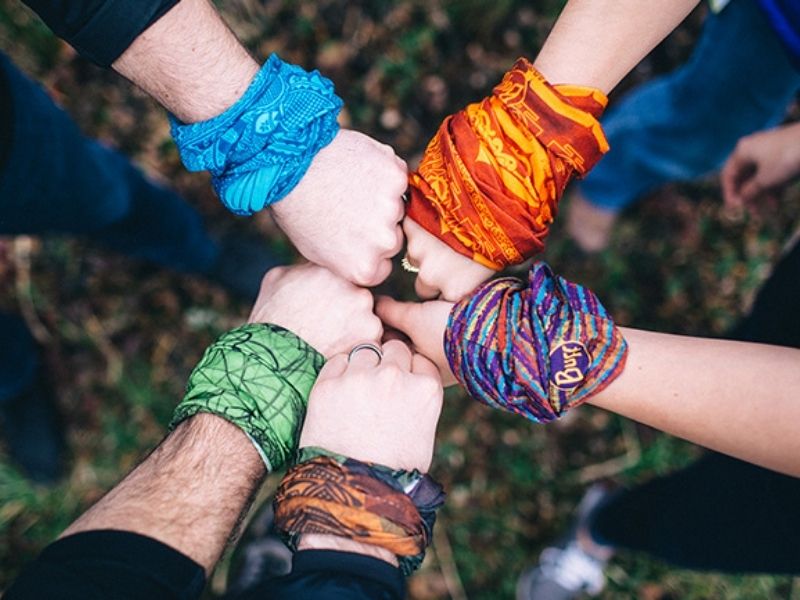 Kiểu khăn đeo cổ tay