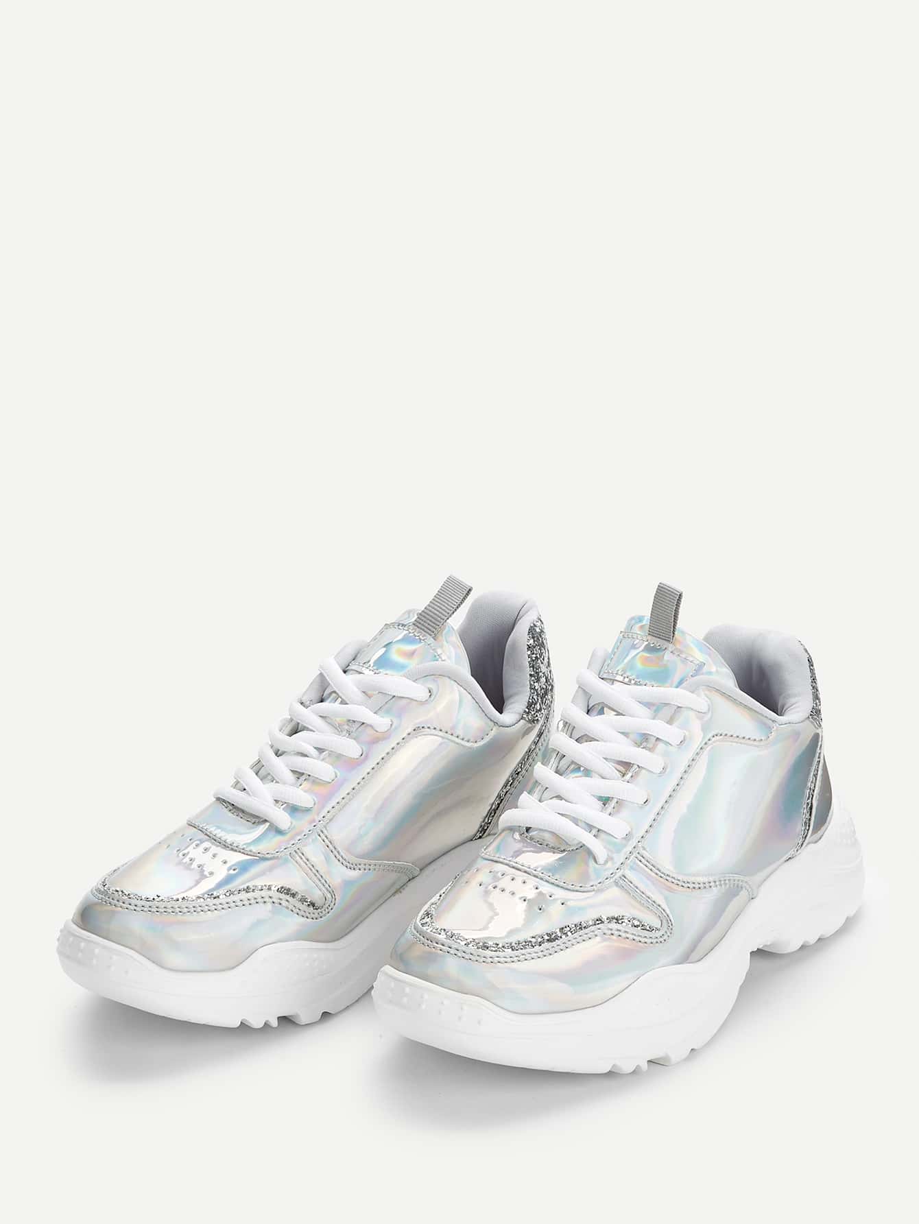 nam 2022 nen mua giay the thao mau gi de de phoi do.4