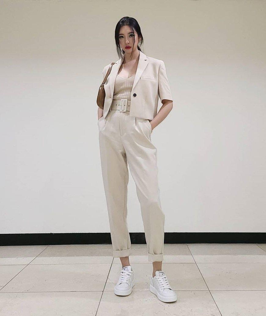 huong dan cach mix do thoi thuong voi chiec ao blazer coc tay.2