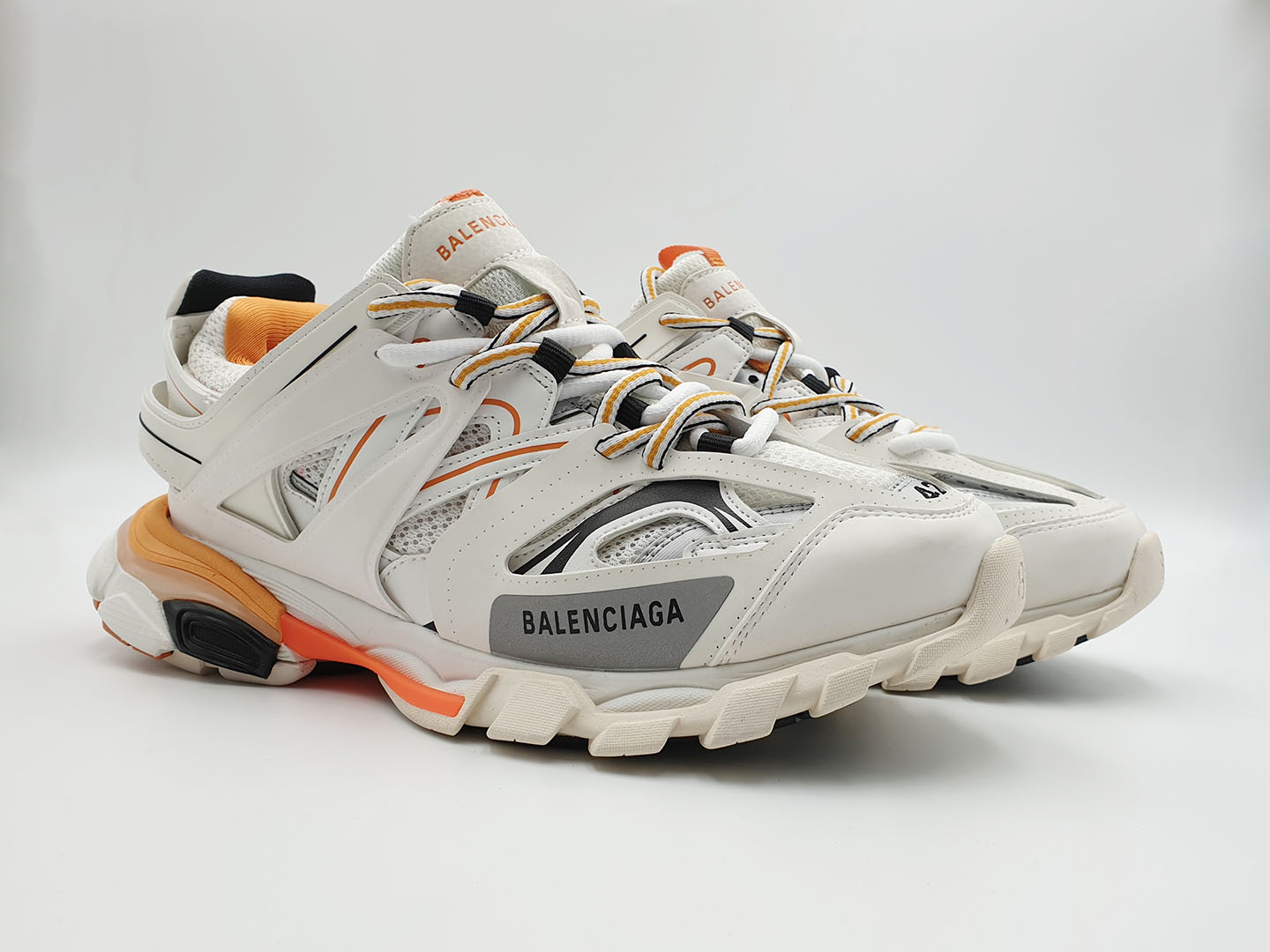 nhung doi balenciaga track 3 0 cuc chat khong the bo qua.4