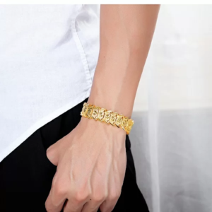 Lắc tay nam vàng 24k 2 chỉ với thiết kế hoa văn 5 cánh tinh xảo, thể hiện sự sang trọng