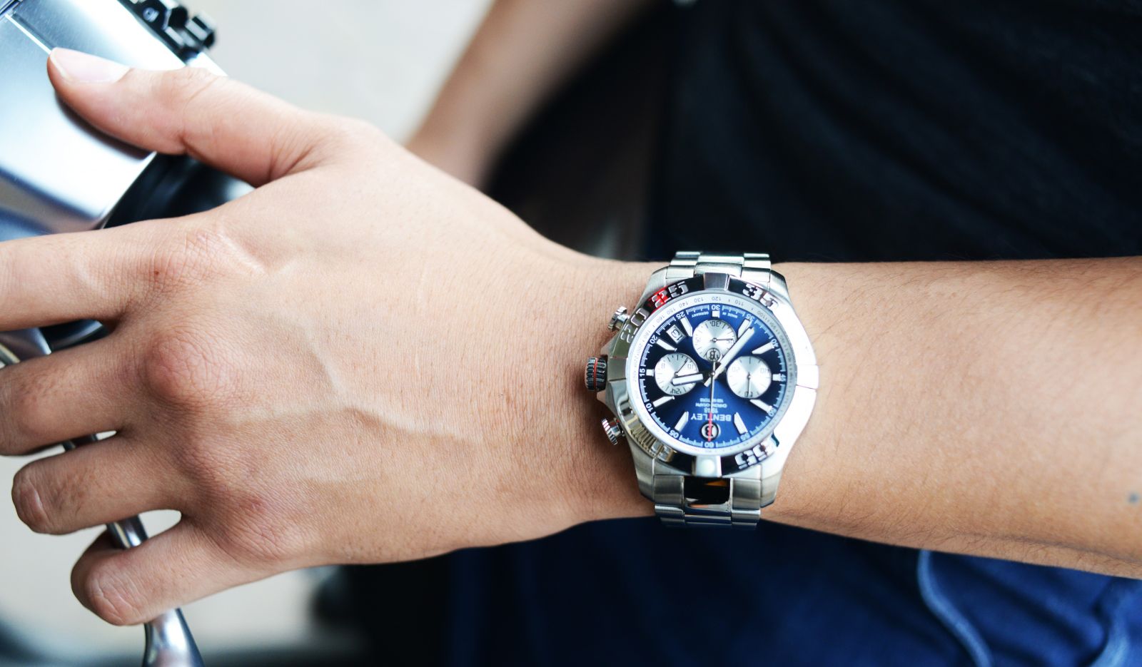 huong dan cach chon mua dong ho cho nguoi co co tay to.6 1