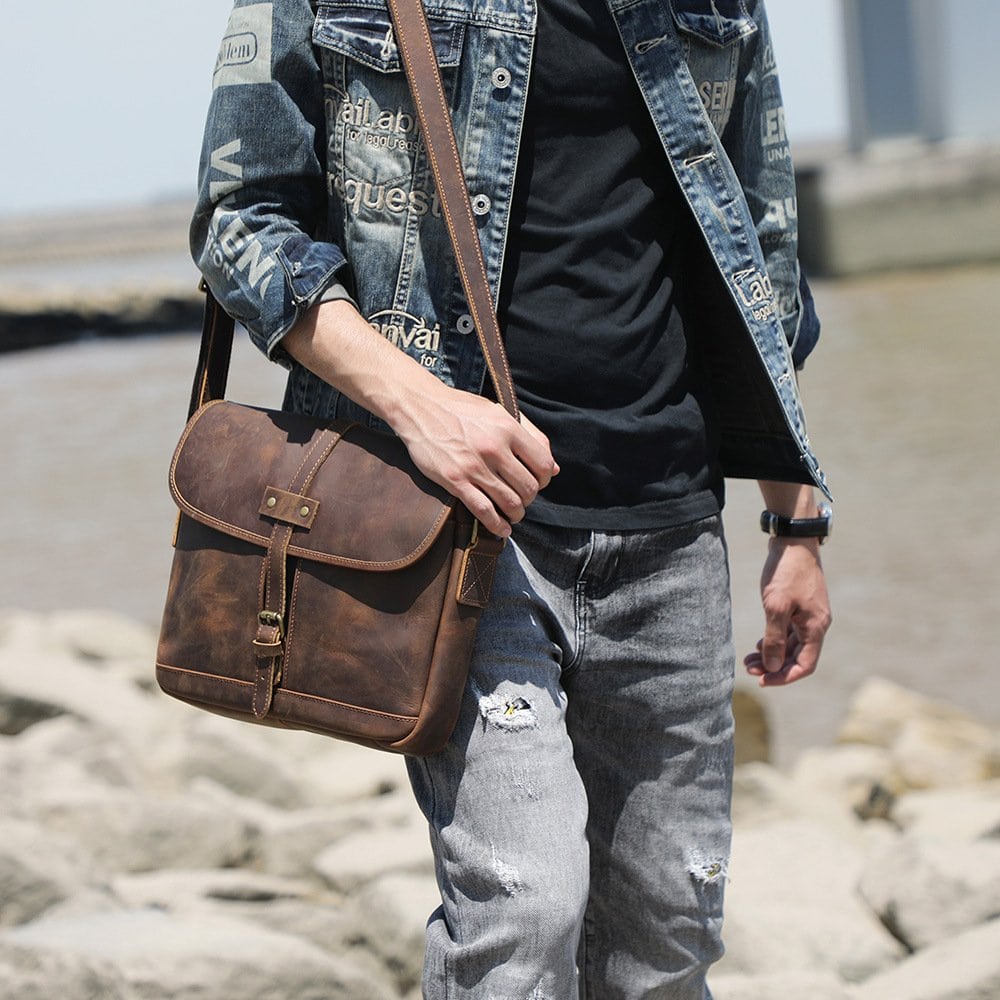 7 mau tui nam deo cheo duoc yeu thich den tu local brand.8