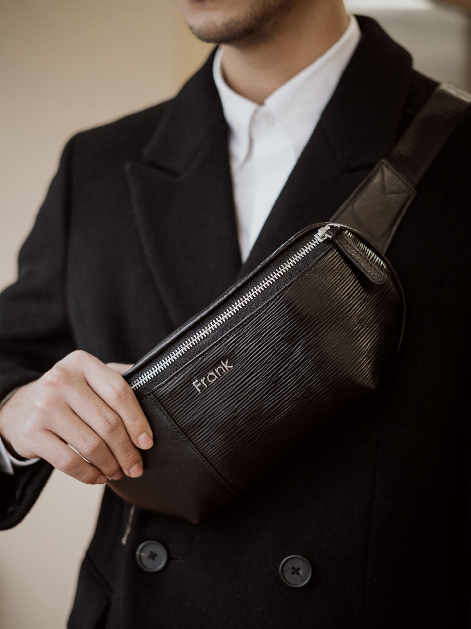 7 mau tui nam deo cheo duoc yeu thich den tu local brand.4