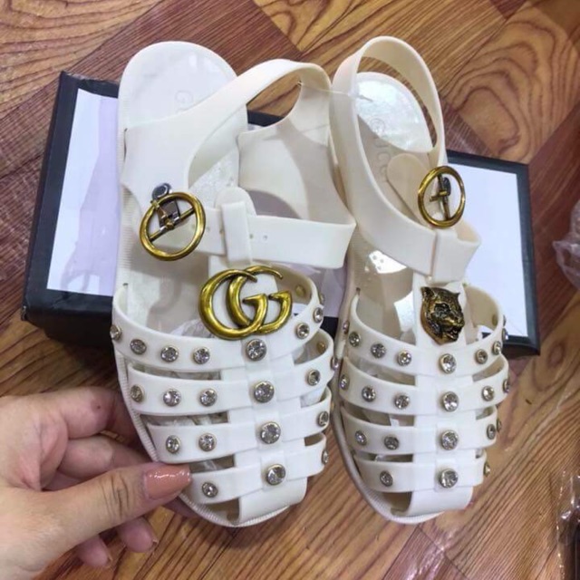 nhung mau giay hang hieu gucci hua hen tro thanh hot trend cua nam 2022.1