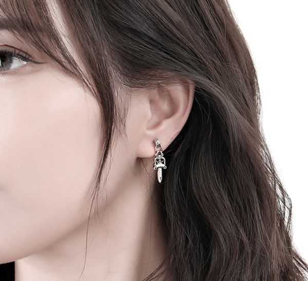 khuyên tai chrome heart