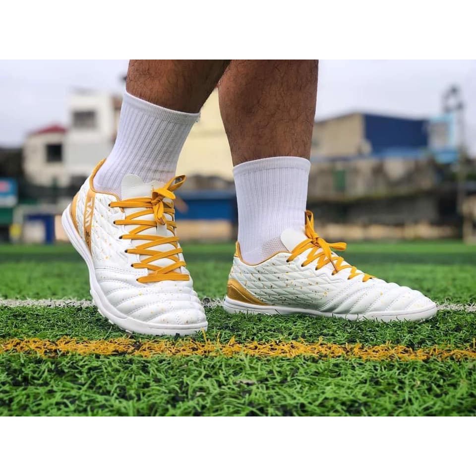 nhung doi giay da bong gia duoi 1 trieu ma ban khong nen bo lo.3