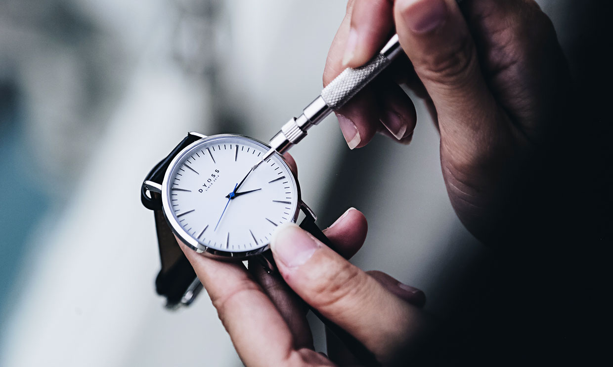 phan biet mat dong ho da sapphire va nhua cung.5