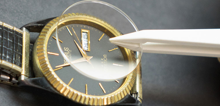 phan biet mat dong ho da sapphire va nhua cung.4