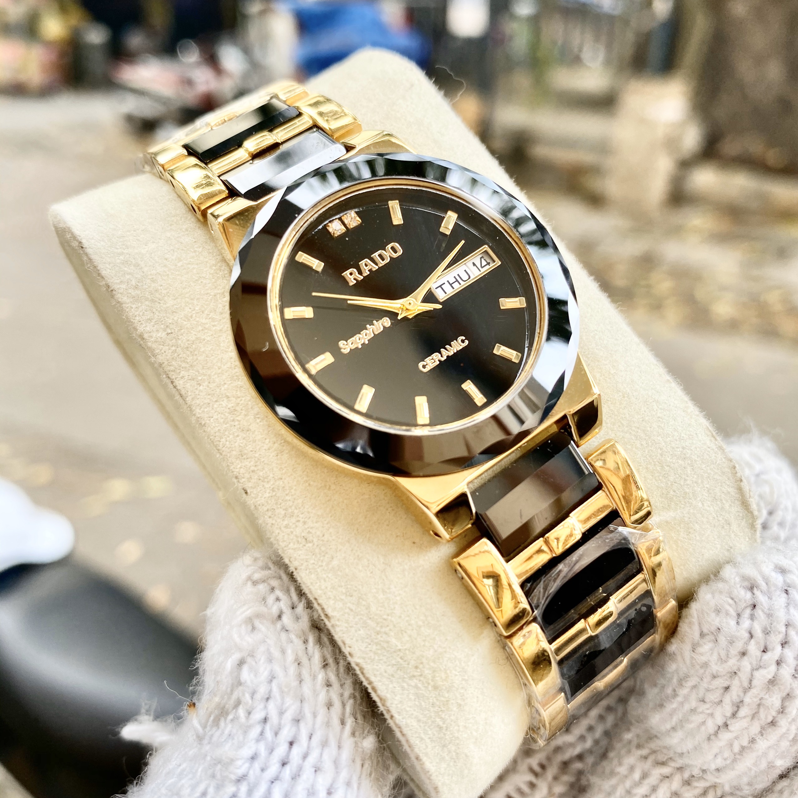 phan biet mat dong ho da sapphire va nhua cung.1