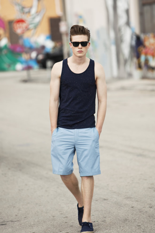 ban nam nen phoi ao ba lo mau den voi quan mau gi de trong that nang dong va phong cach.3