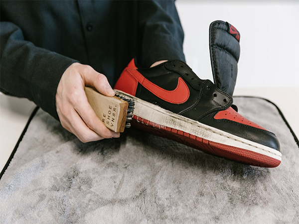 lam the nao de ve sinh giay nike air jordan 1 sach nhu moi.3