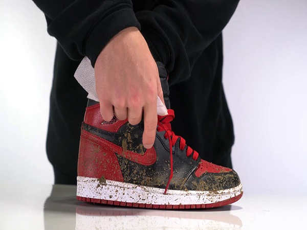 lam the nao de ve sinh giay nike air jordan 1 sach nhu moi.2