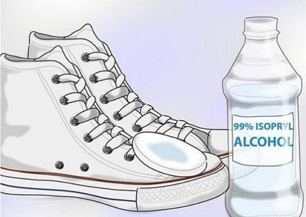 lam the nao de ve sinh giay trang bi o vang.5