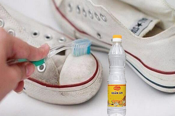 lam the nao de ve sinh giay trang bi o vang.3