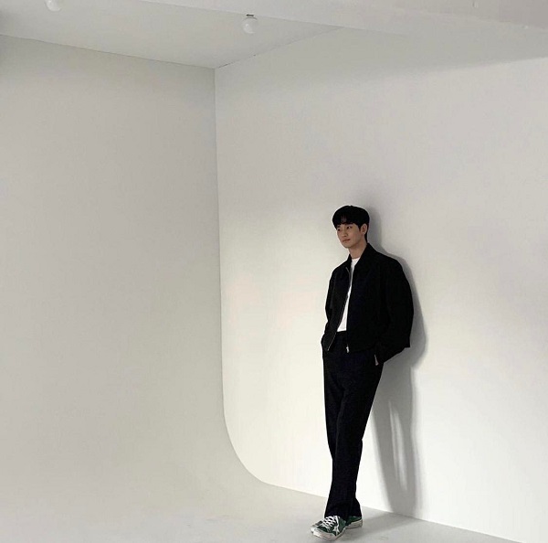 goi y cach phoi quan au voi ao thun nam.3