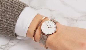 combo dong ho voi vong tay