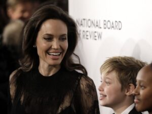 Angelina Jolie chon trang suc5