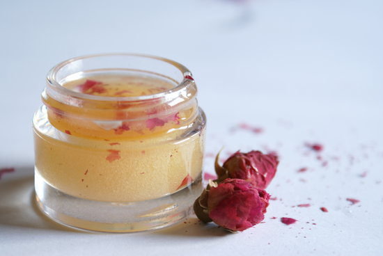 tay te bao chet cholan da xin mau voi mat ong va hoa hong 2