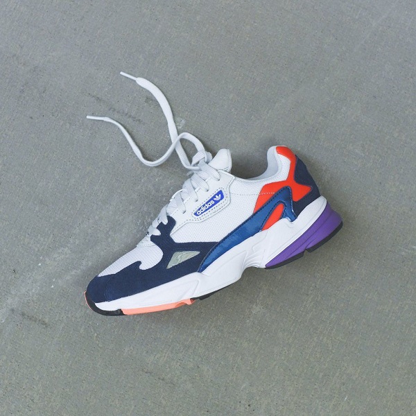 ly do ban nen so huu mot doi giay adidas falcon.5