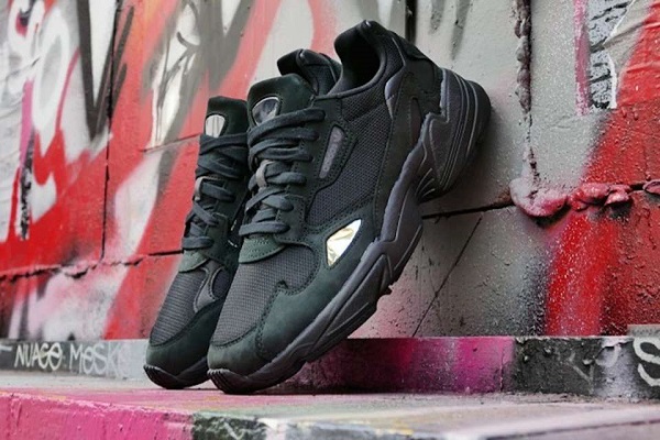 ly do ban nen so huu mot doi giay adidas falcon.3