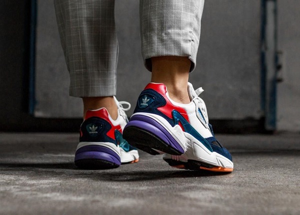 ly do ban nen so huu mot doi giay adidas falcon.1