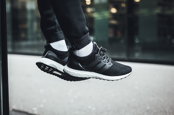 diem danh nhung doi giay the thao den de phoi do nhat nam 2022.5