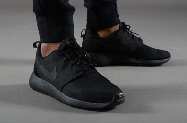 diem danh nhung doi giay the thao den de phoi do nhat nam 2022.3