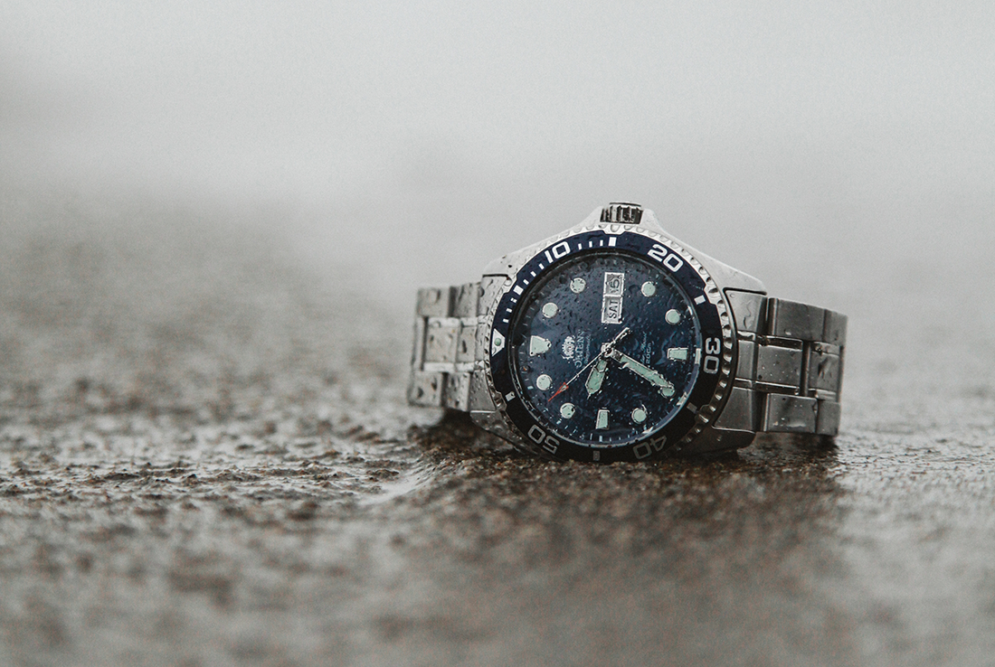 cach nhan biet dong ho deo tay bi dinh nuoc.5