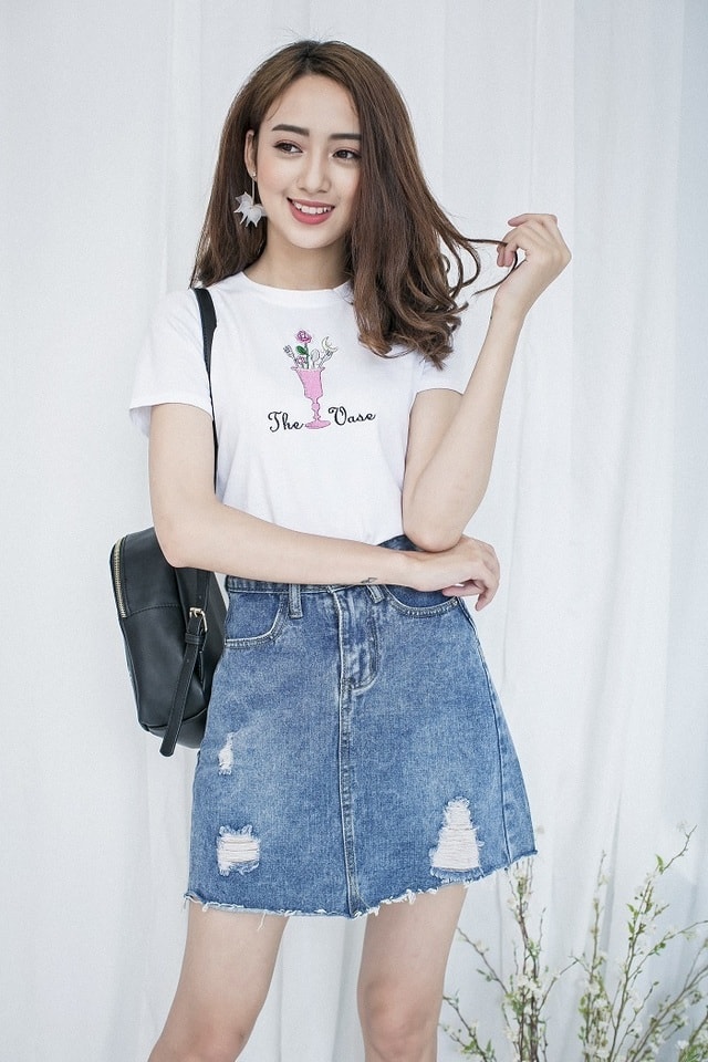 chan vay jeans ket hop voi ao gi de trong that tre trung nang dong.8