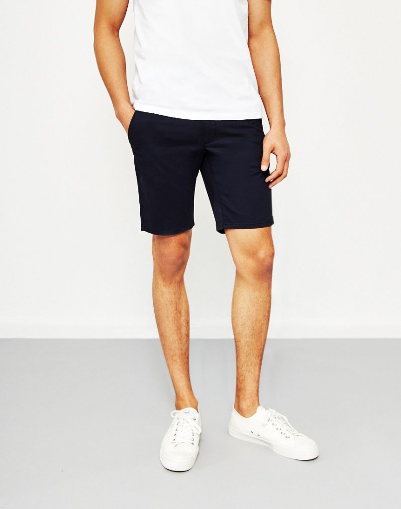 hoc cach phoi do voi quan short nam giup chang can moi phong cach.4