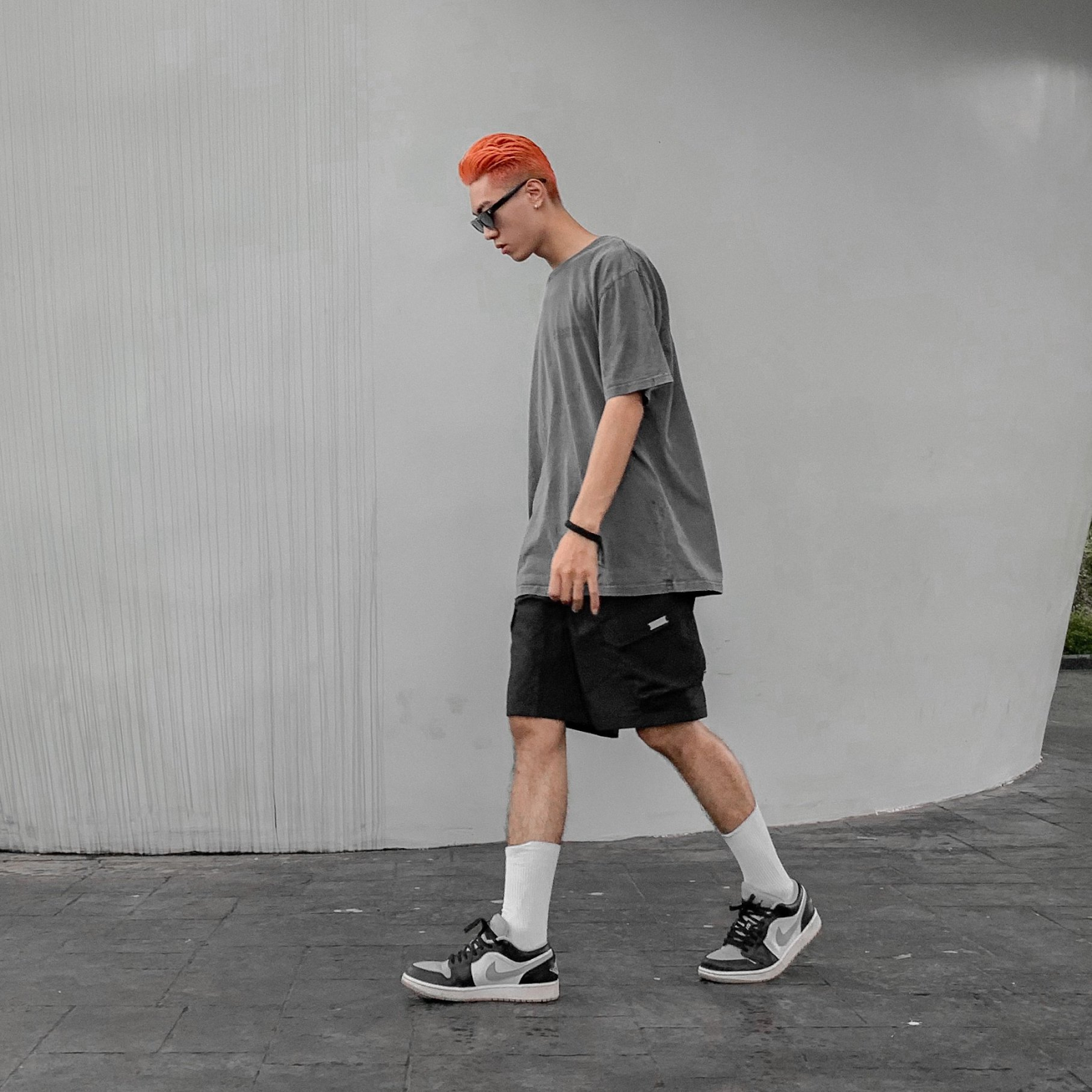 hoc cach phoi do voi quan short nam giup chang can moi phong cach.2