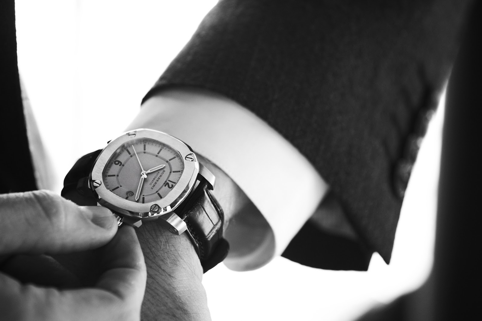 lich su thuong hieu dong ho burberry.2