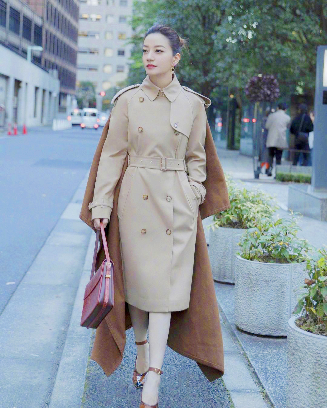 hoc cach phoi do voi tone nau don gian ma van phong cach.2