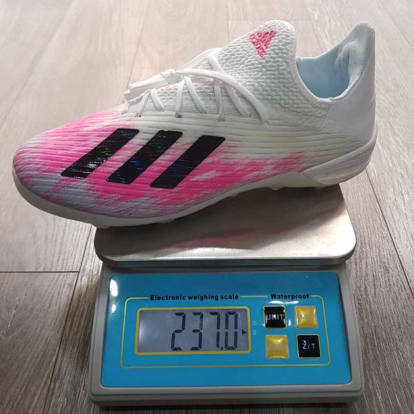 tim hieu ve giay bong da adidas va can nang cua mot doi giay adidas4
