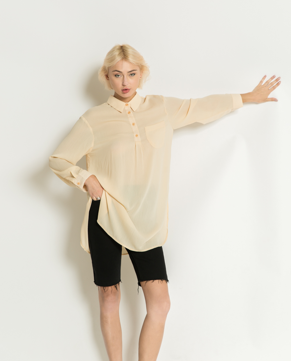 phoi ao so mi voi quan short item cuc hop ban khong nen bo lo.4