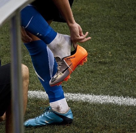 cach giai quyet giay bong da bi chat khong gay kho chiu.3