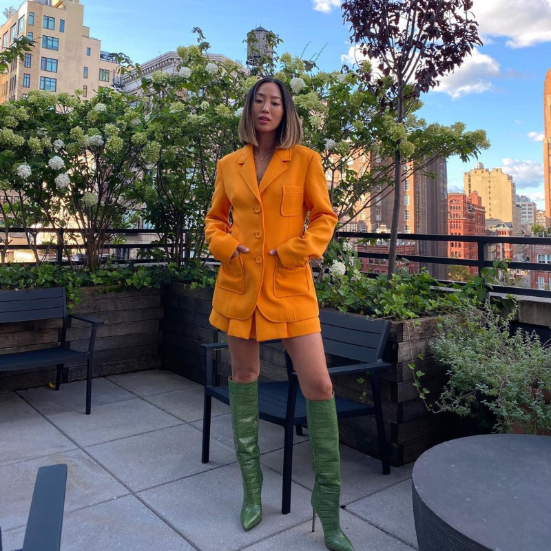 phoi do doc dao voi trang phuc mau xanh kelly.2